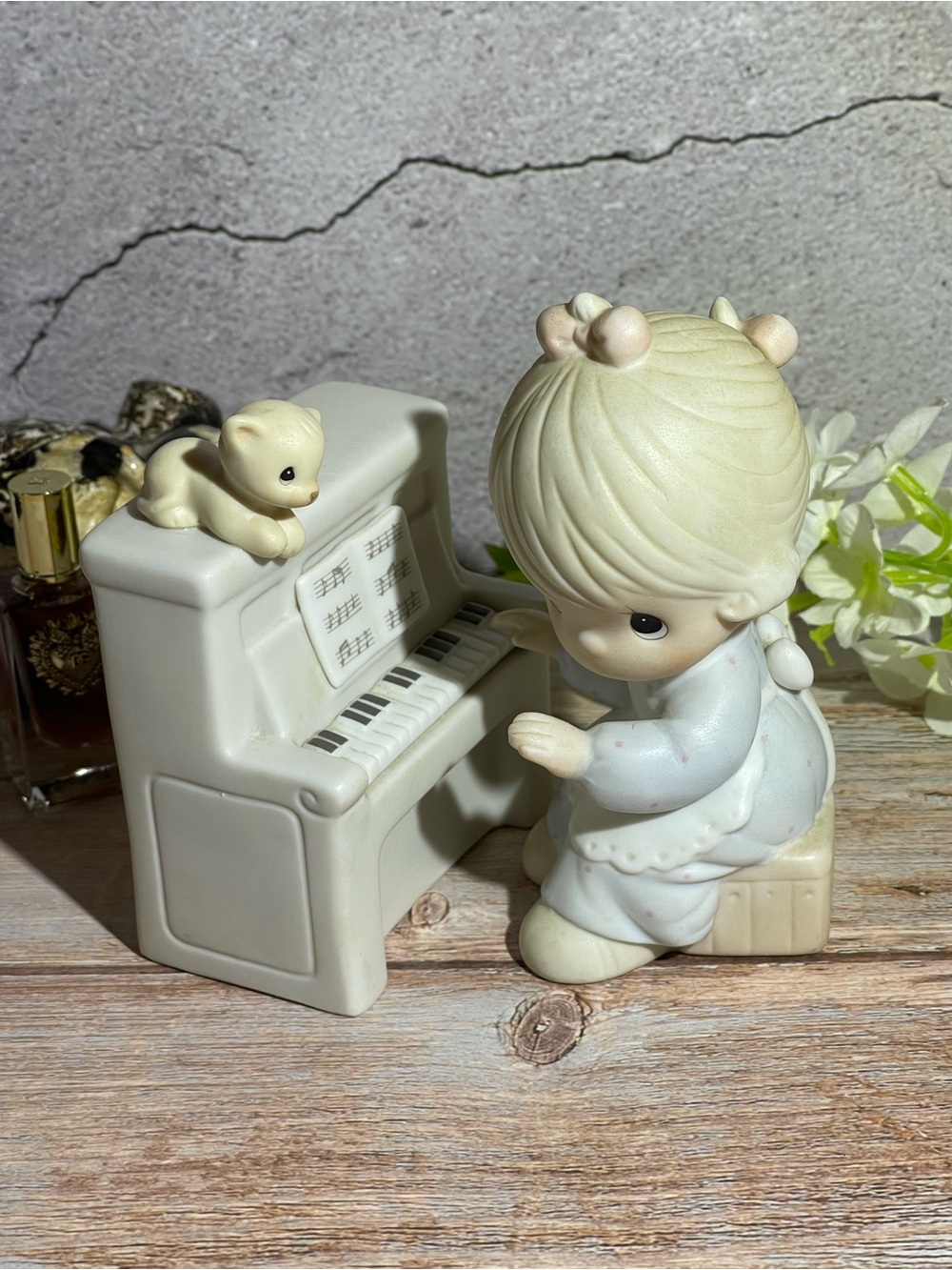 Porcelain Musical "I'd Like to Teach the World to Sing" Precious Moments 1986